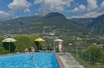 Schwimmbad mit Panoramablick