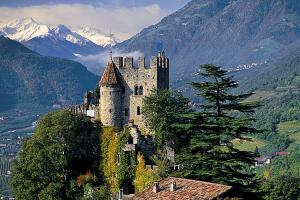 Brunnenburg in Dorf Tirol