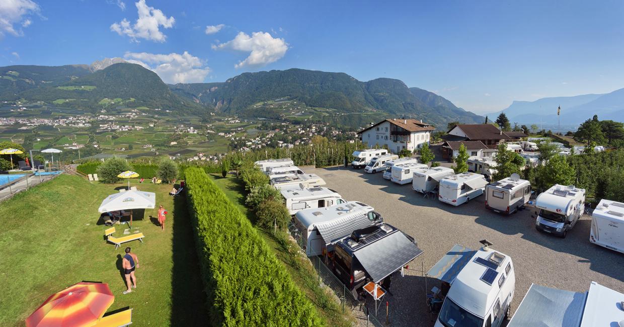 Piazzola per camper ben curata con vista panoramica