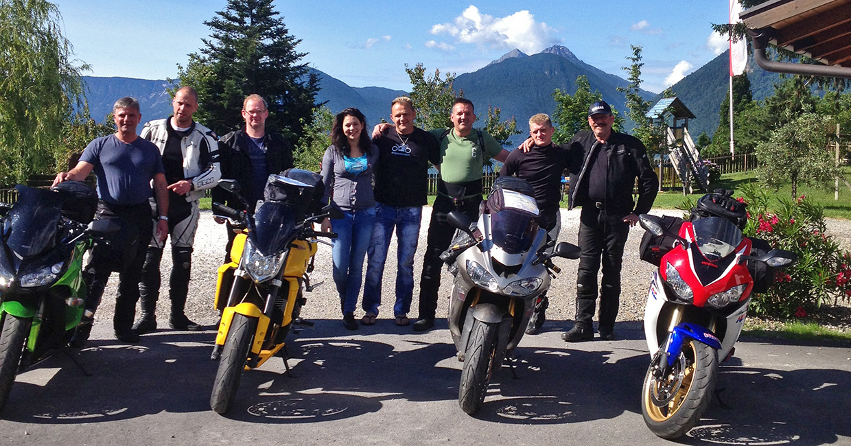 Motociclisti allo Schneeburghof a Tirolo