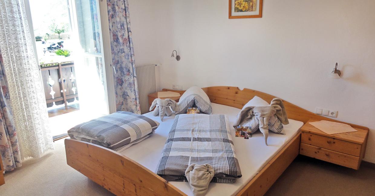 Doppelbettzimmer mit Balkon in Dorf Tirol