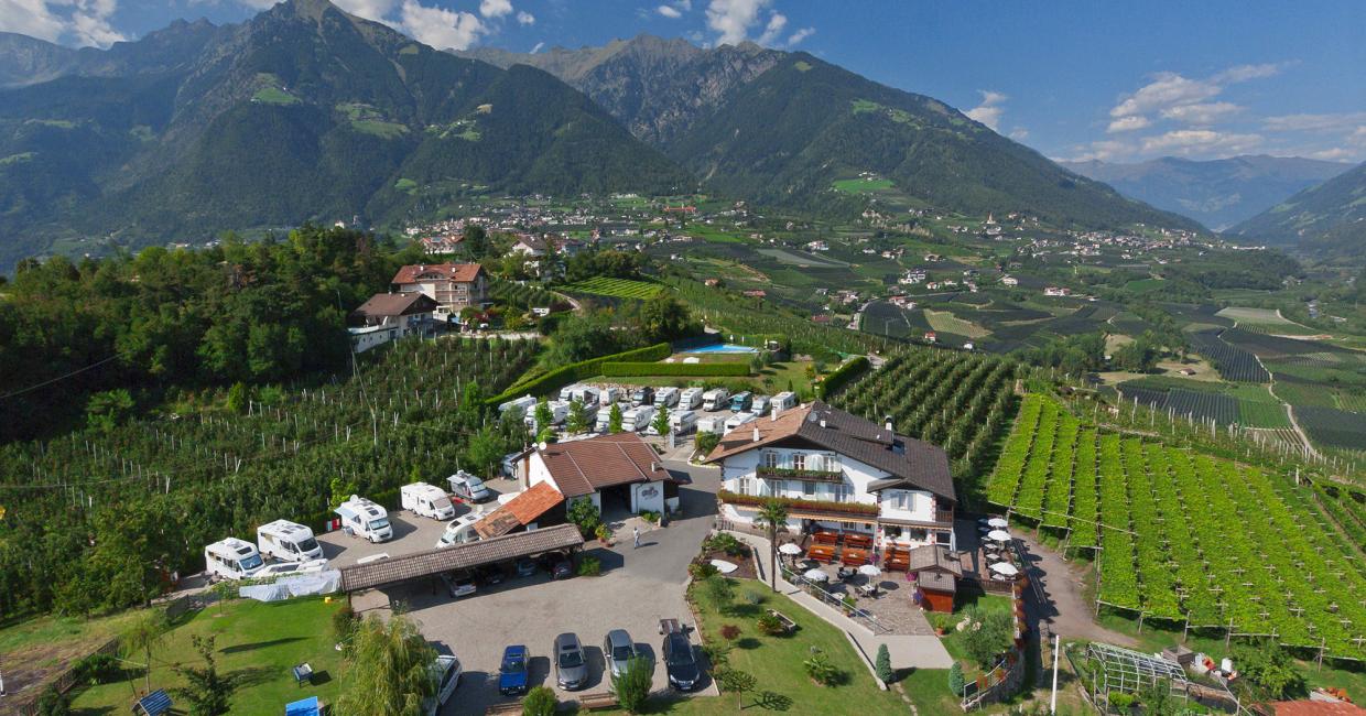 Lo Schneeburghof in mezzo ai frutteti di Tirolo